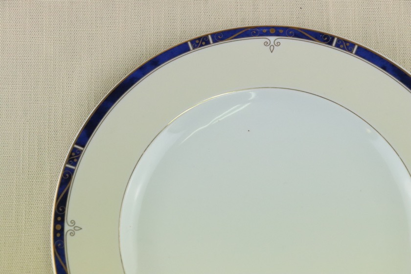 デザート皿（LIMOGES リム・クリーム色、ふちに青いラインの上に金模様）