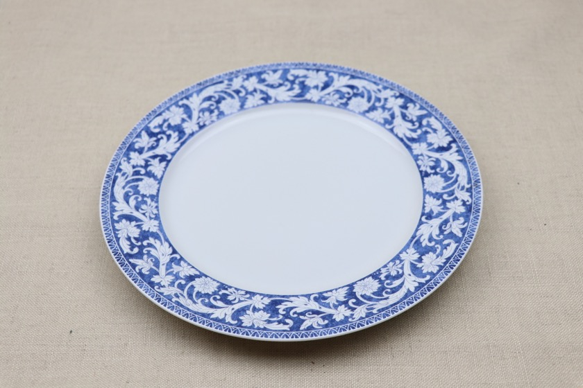デザート皿（OXFORD リム・かすれたような青地に白で草花の模様）
