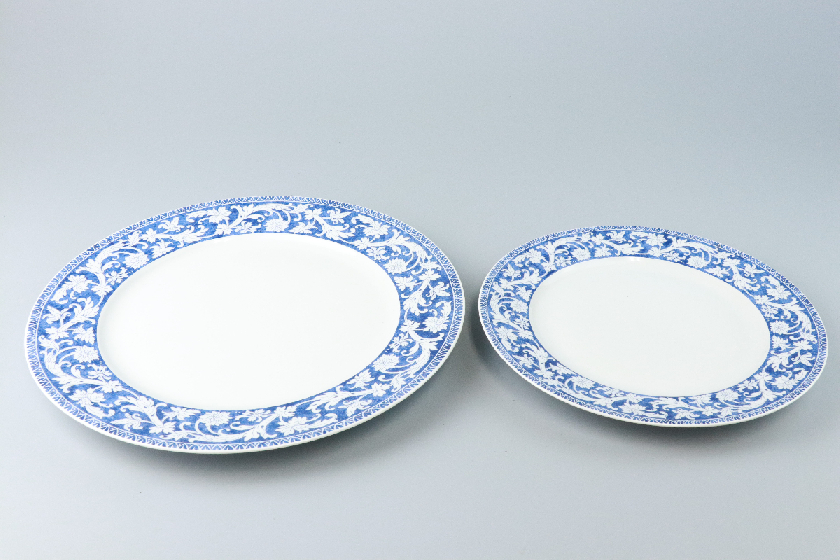 デザート皿（OXFORD リム・かすれたような青地に白で草花の模様）