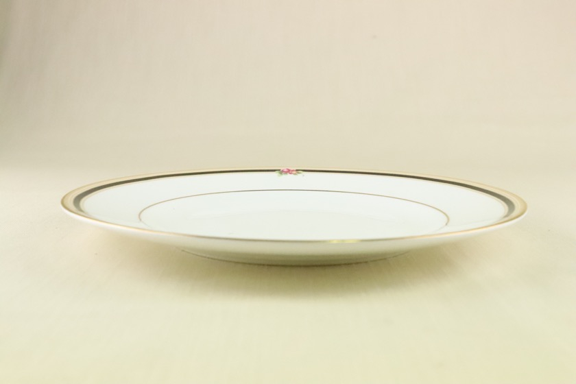 デザート皿（WEDGWOOD 白丸皿・縁金黒ライン）
