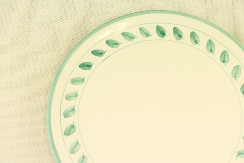 デザート皿（ベージュ・緑リーフ柄）