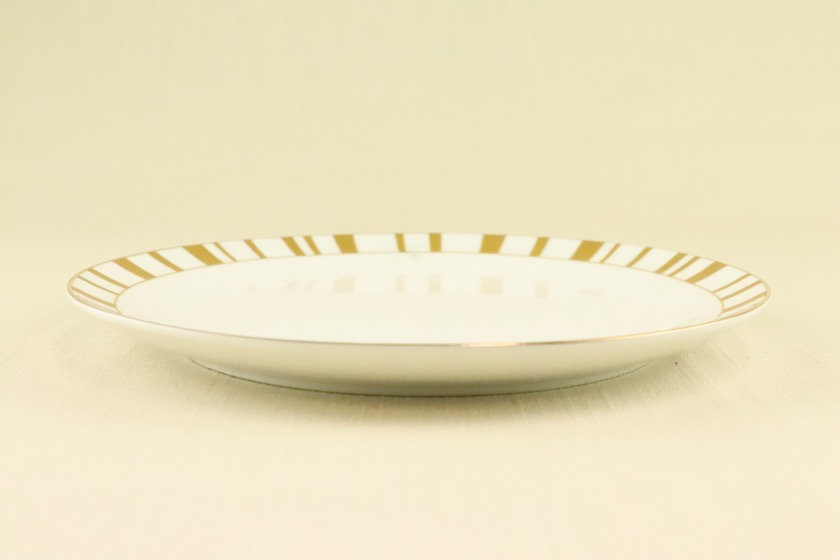 デザート皿（白・金ストライプ）