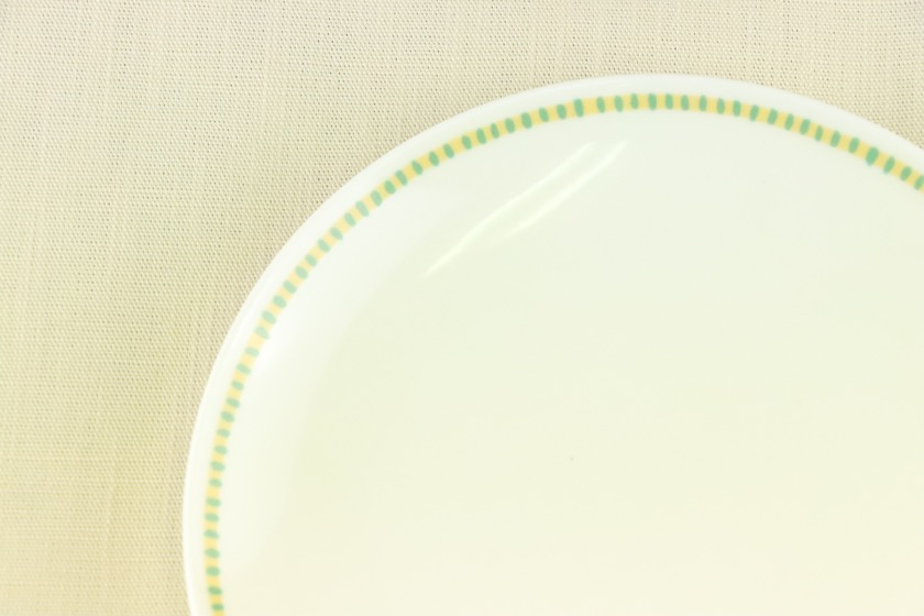 デザート皿（白・青/黄破線）