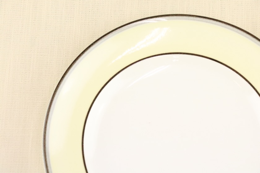 デザート皿（白・リム黄色・黒ライン）