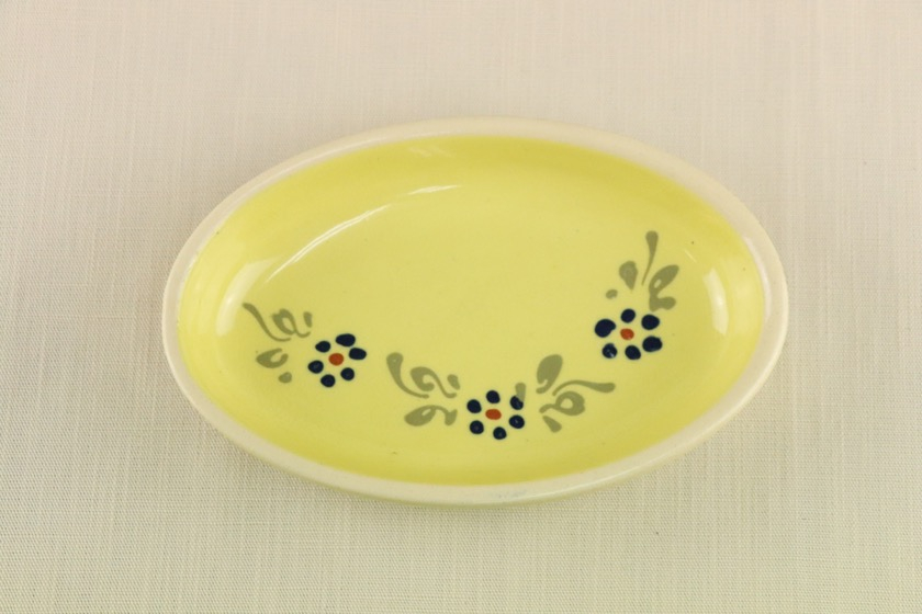 グラタン皿（黄色・中央に青い花３個）