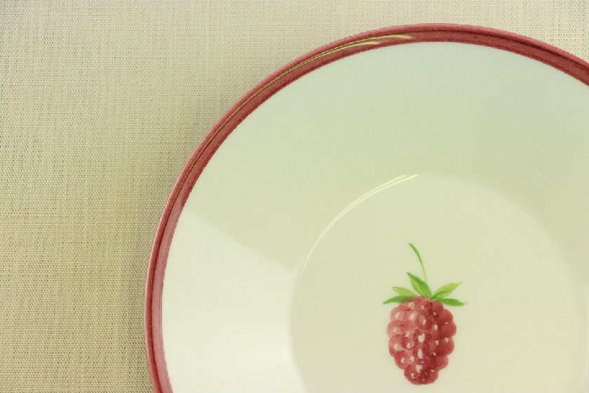 スープ皿（白・中央にベリー/赤ライン）