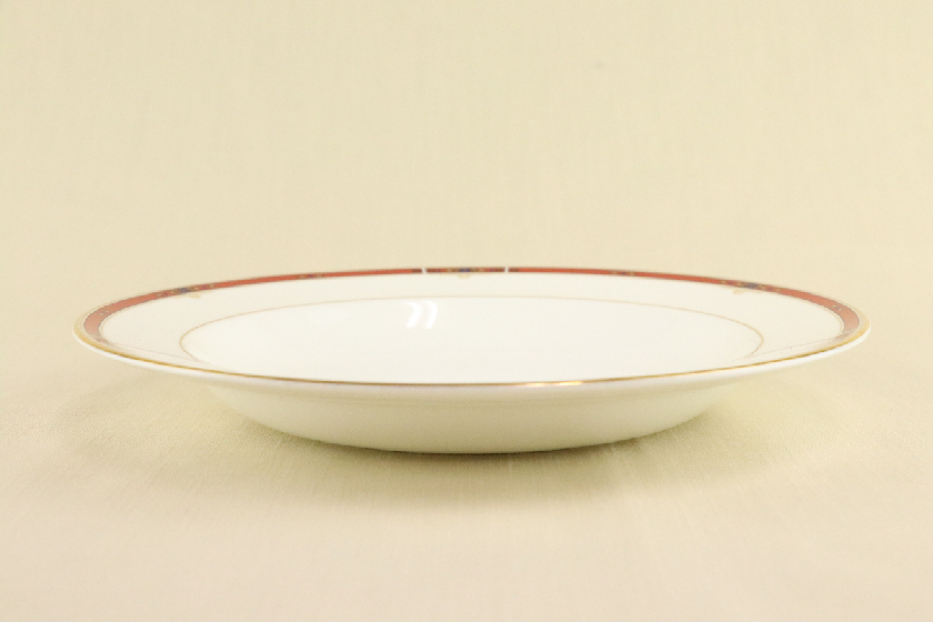 リム付きスープ皿（WEDGWOOD・白/赤金ライン）